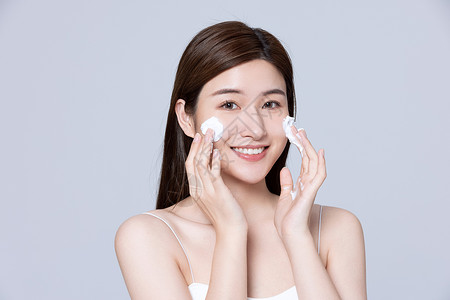 美容肤质管理美女使用泡沫清洁脸部背景