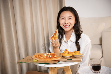 吃披萨的人年轻居家女性开心吃炸鸡外卖背景