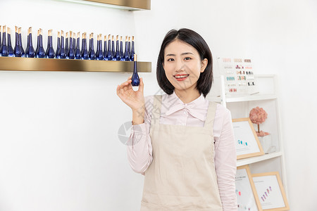 青年女性美甲师挑选指甲油图片