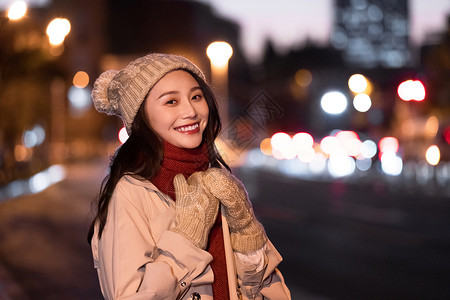 圣诞节人像冬季夜晚清纯美女路边等候背景