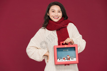 美女披围巾拿圣诞礼物背景图片