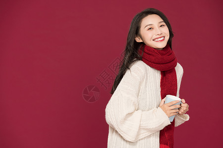 快乐节日冬季甜美女性过新年捧水杯背景
