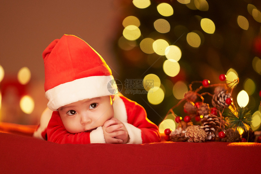 圣诞节穿圣诞服的可爱婴儿图片