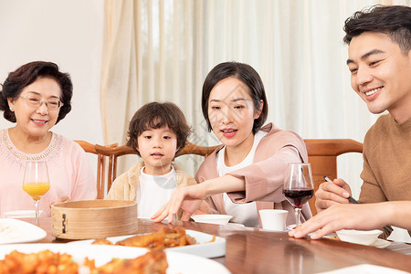 幸福家庭吃团圆饭一家人高清图片素材