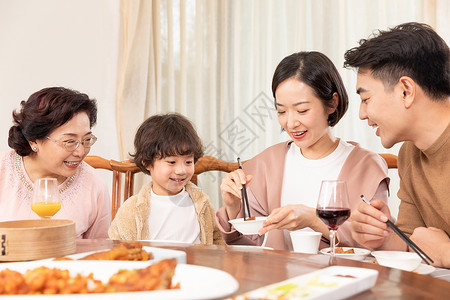 幸福家庭吃团圆饭陪伴高清图片素材