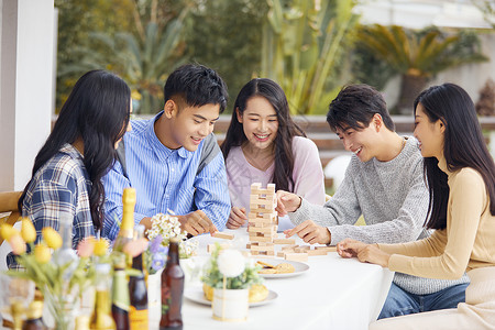 美女游戏年轻人户外聚会玩积木背景