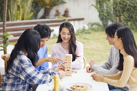 年轻人户外聚会玩积木高清图片