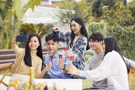 陪你一起过圣诞年轻男女秋季聚会一起自拍背景