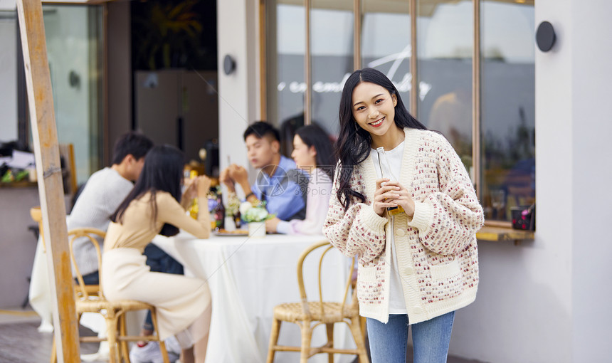 年轻美女参加聚会图片