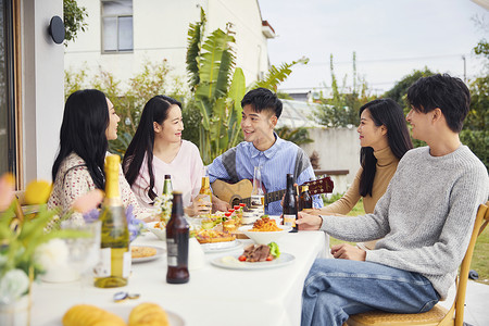 年轻人户外聚会图片