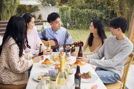 年轻人户外聚会图片