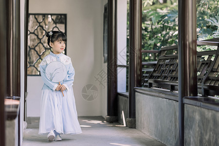 中国传统女孩古装纯真儿童逛公园嬉戏玩耍背景