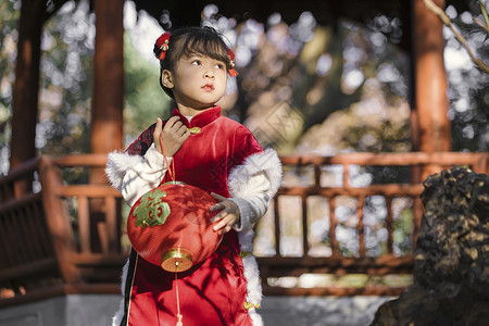 中国风儿童新年拿灯笼逛公园高清图片