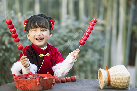 孩子过年中国风儿童新年逛公园吃糖葫芦背景