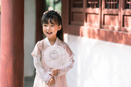 拿扇子的女孩汉服中国风儿童拿扇子逛公园玩耍背景