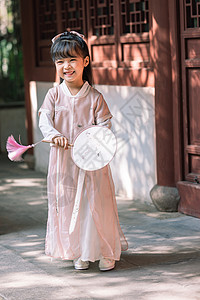 拿扇子的女孩汉服中国风儿童拿扇子逛公园玩耍背景