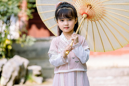 撑伞的女孩中国风儿童汉服逛公园撑伞背景