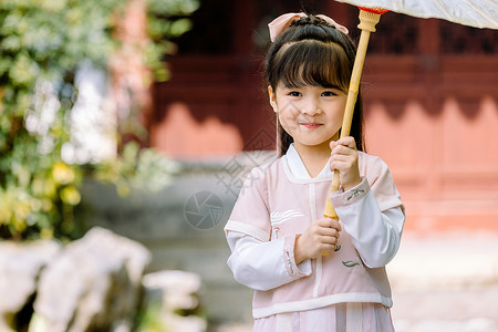 撑伞的女孩中国风儿童汉服逛公园撑伞背景