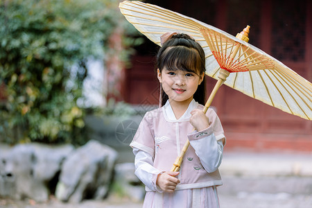 撑伞的女孩中国风儿童汉服逛公园撑伞背景