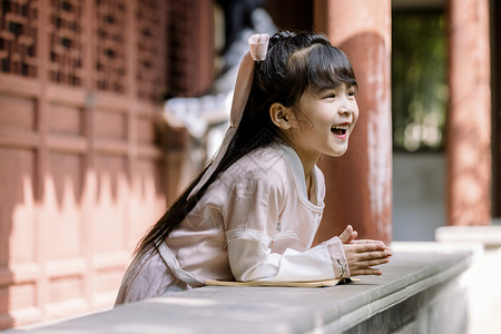 汉服女孩中国风汉服可爱儿童公园里游玩背景