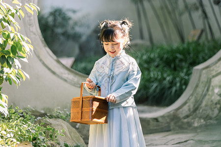 唐装汉服中国风可爱儿童小女孩公园里游玩背景