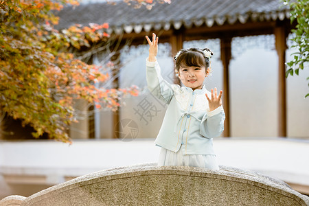 中国风波浪中国风可爱儿童小女孩公园里游玩背景