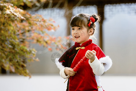 中国风儿童新年拿糖葫芦逛公园高清图片