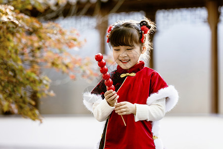 一根糖葫芦中国风儿童新年拿糖葫芦逛公园背景