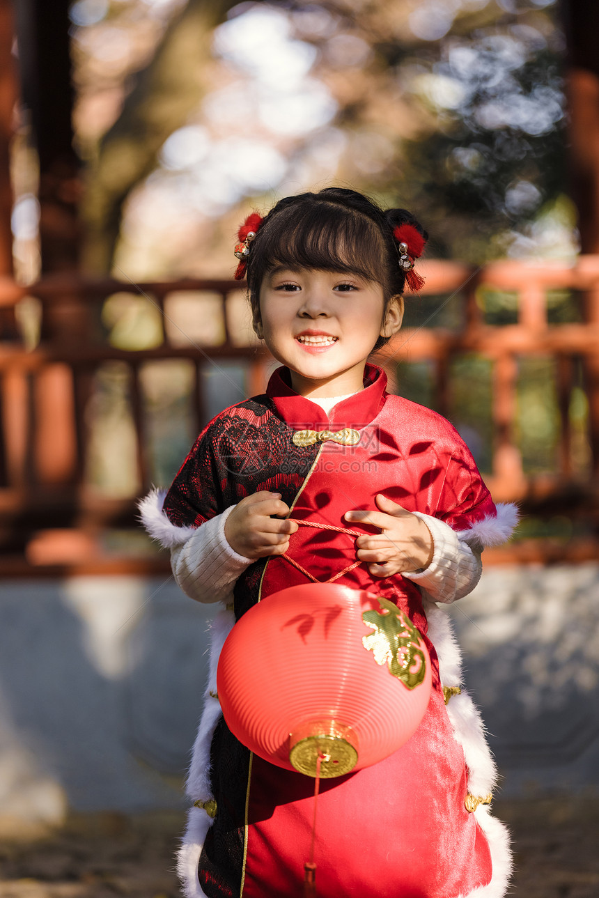 中国风唐装可爱小女孩新年公园游玩图片