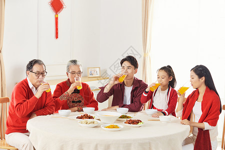 春节一家人团圆吃年夜饭图片