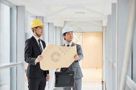 建筑工程师为客户介绍施工项目图片素材