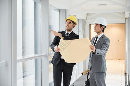 装修客户建筑工程师为客户介绍施工项目背景