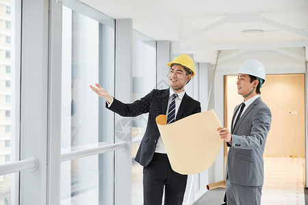 装修客户建筑工程师为客户介绍施工项目背景