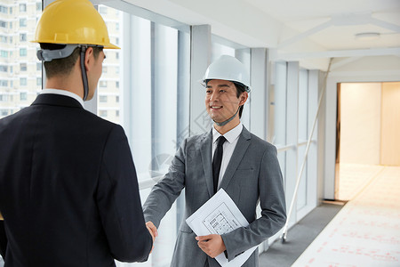 装修客户建筑工程师与客户握手洽谈背景