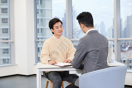 青年男性与房产销售签订合同签合同高清图片素材