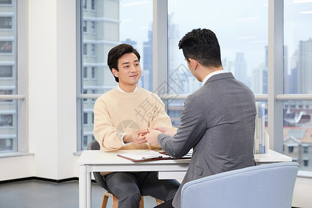 青年男性与房产销售签订合同签约高清图片素材