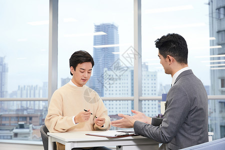 青年男性与房产销售签订合同黄种人高清图片素材