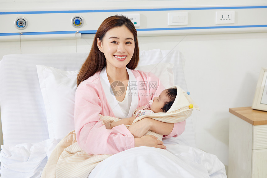 医院病床上妈妈抱着宝宝