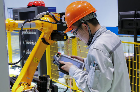 工业现场之工业机器人操作装备高清图片素材