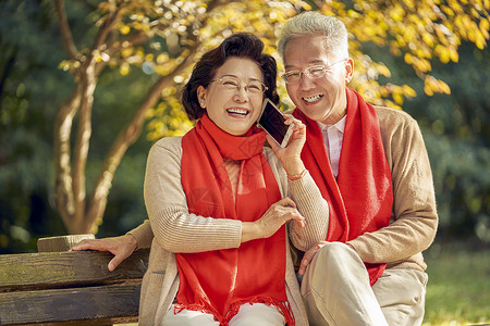 老年夫妇一起听手机电话高清图片