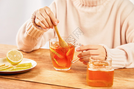 喝红糖水女孩冬季红糖柠檬姜茶调制背景