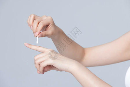 女性受伤使用棉签涂抹药水背景图片