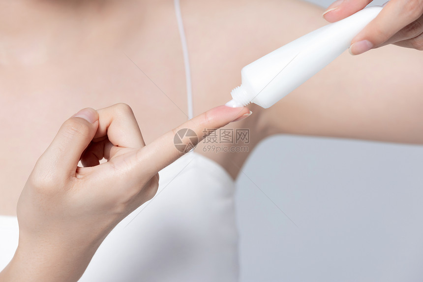 女性使用乳液特写图片