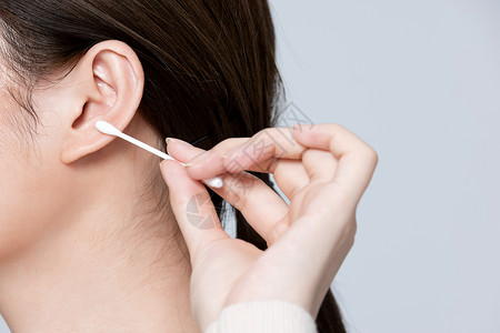 采耳宣传素材女性使用棉签掏耳朵背景