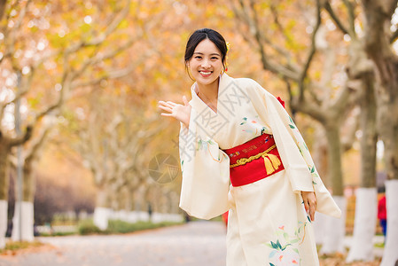 日本民族服饰户外和服美女打招呼甜美形象背景