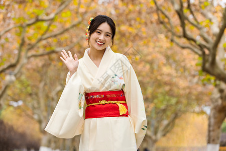 日本民族服饰户外和服美女打招呼甜美形象背景