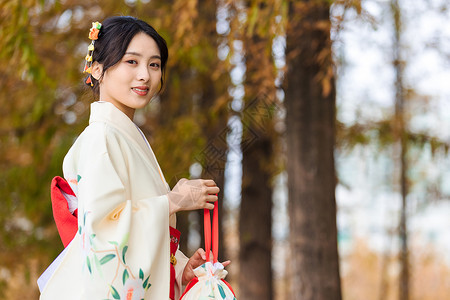 日本民族服饰秋季和服女孩户外拎手包背景