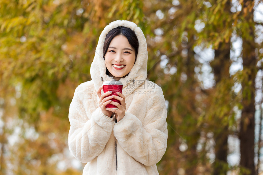 秋冬户外手捧咖啡的美女图片