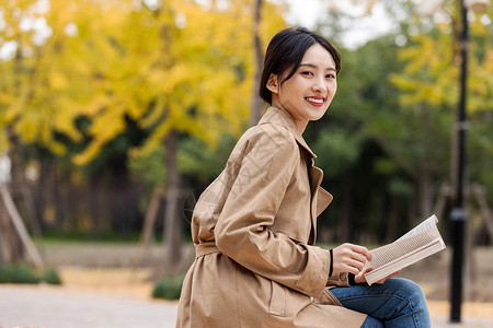 秋天户外阅读的文艺女青年高清图片