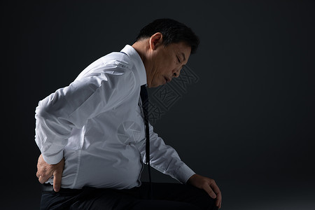 急性腰扭伤腰被扭伤的中年男性背景